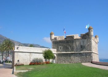 Крепость в Ментоне, Франция – фотографии Франции