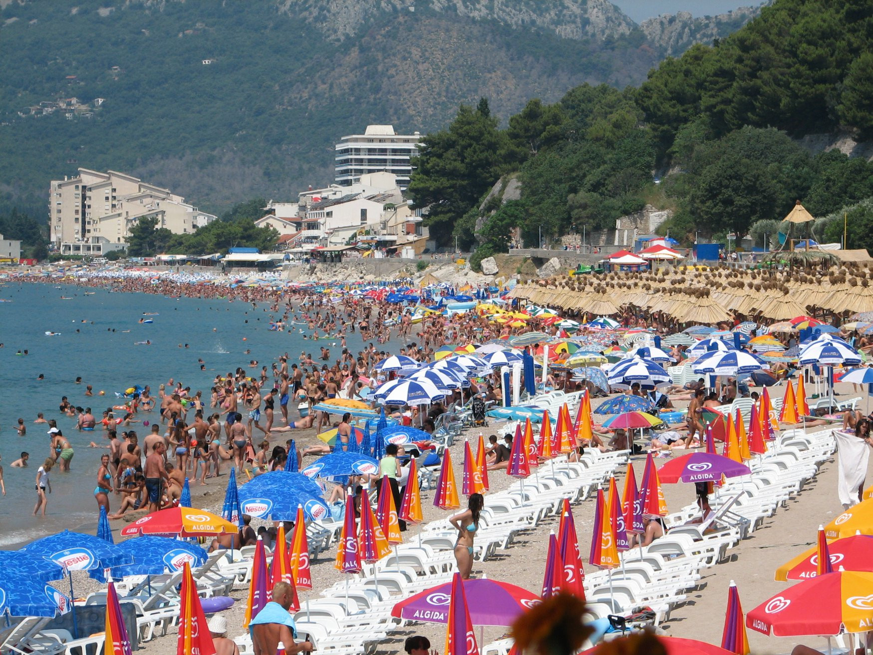 Люди на пляже в Сутоморе, Черногория – фотографии Черногории