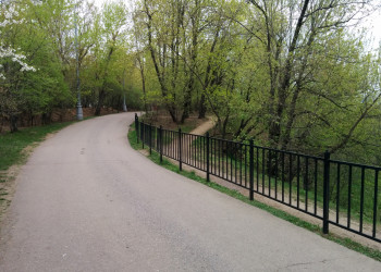 Парк Коломенское, дорожка к церкви – фотографии России