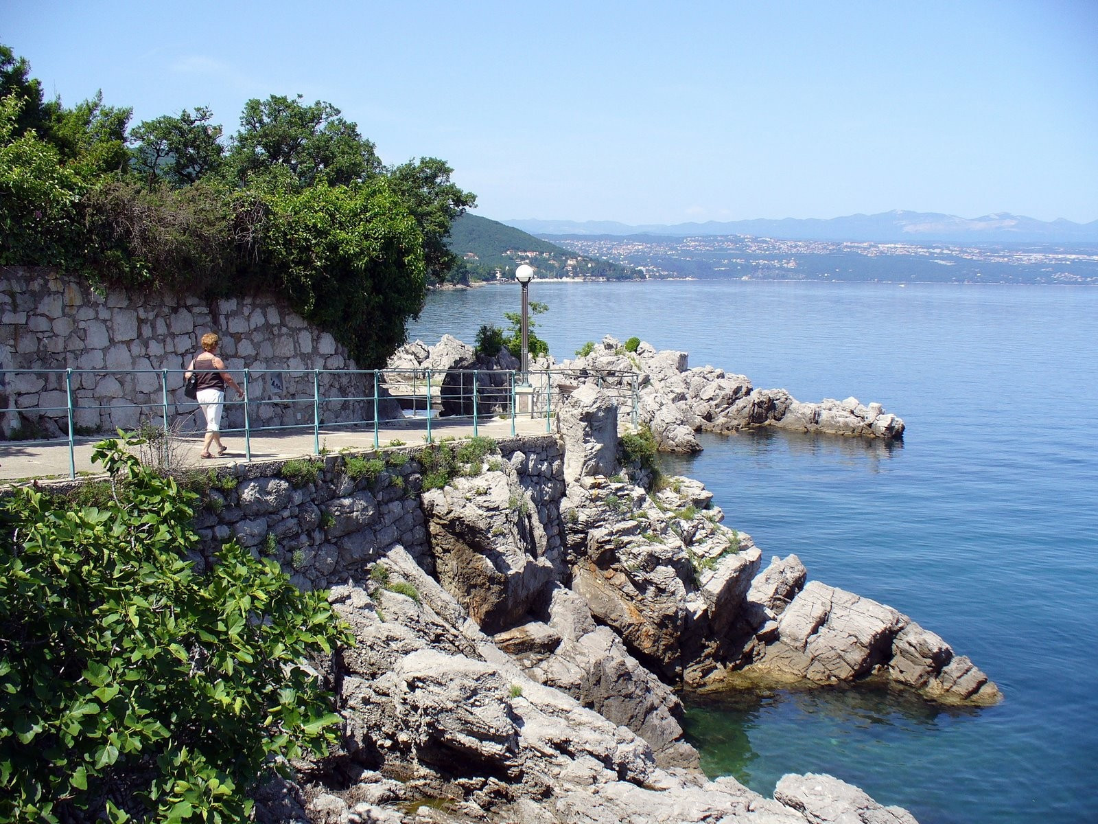 Набережная в Ловроне, Хорватия – фотографии Хорватии