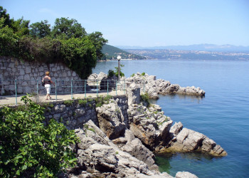 Набережная в Ловроне, Хорватия – фотографии Хорватии