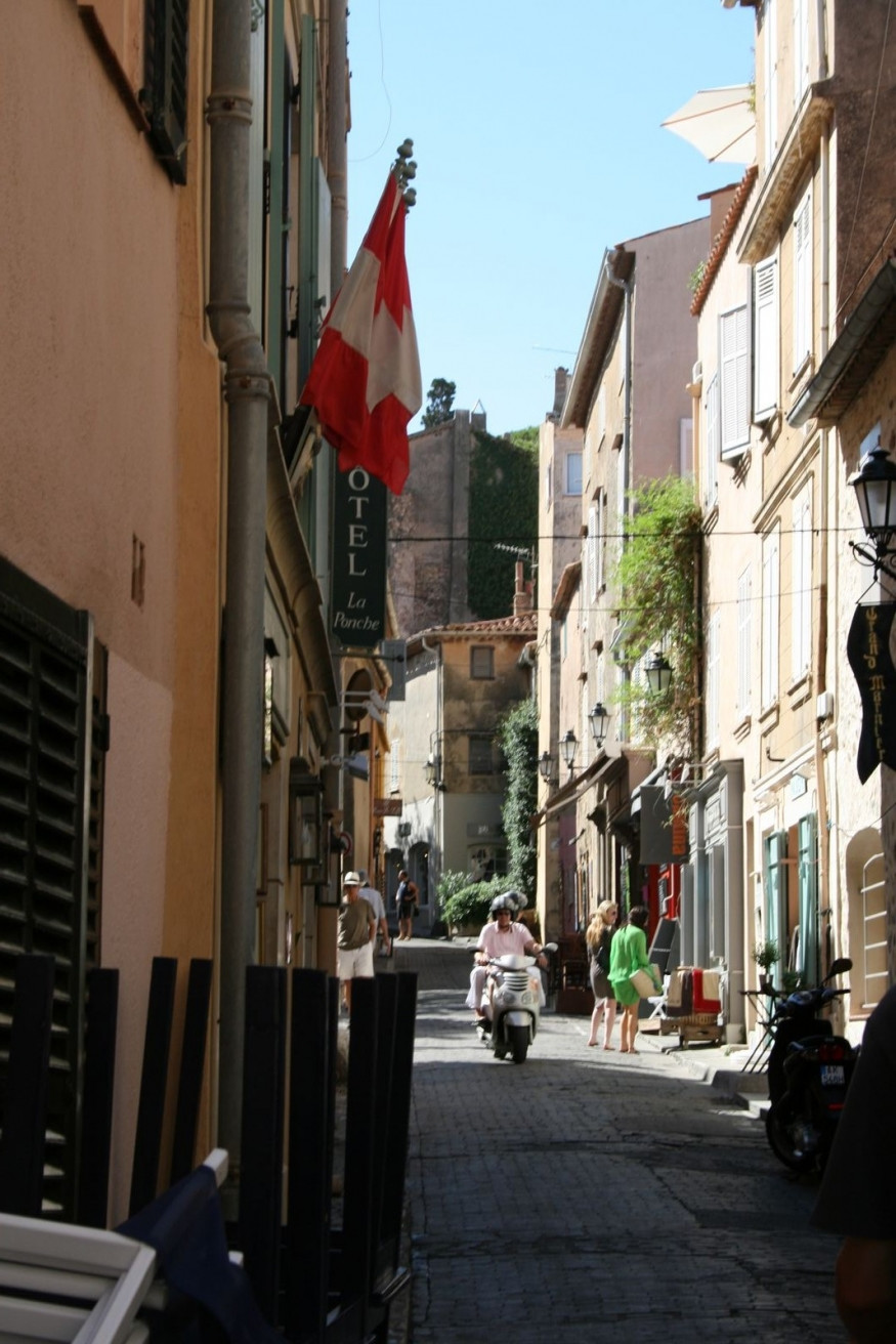 Улица в Ла-Круа-Вальмер, Франция – фотографии Франции