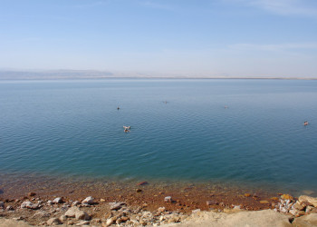 Купающиеся туристы на Мертвом море в Иордании – фотографии Иордании