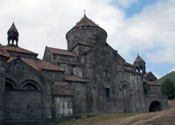Серые стены монастыря Ахпат (Haghpat Monastery), Армения – фотографии Армении