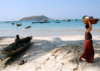 Лодки в Нгапали-Бич, Мьянма – фотографии Мьянмы