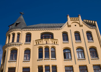 "Дом с чёрными котами" – фотографии Латвии