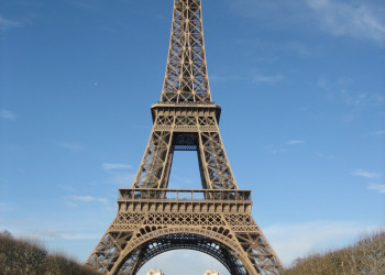 Туристы у Эйфелевой башни, Франция – фотографии Франции