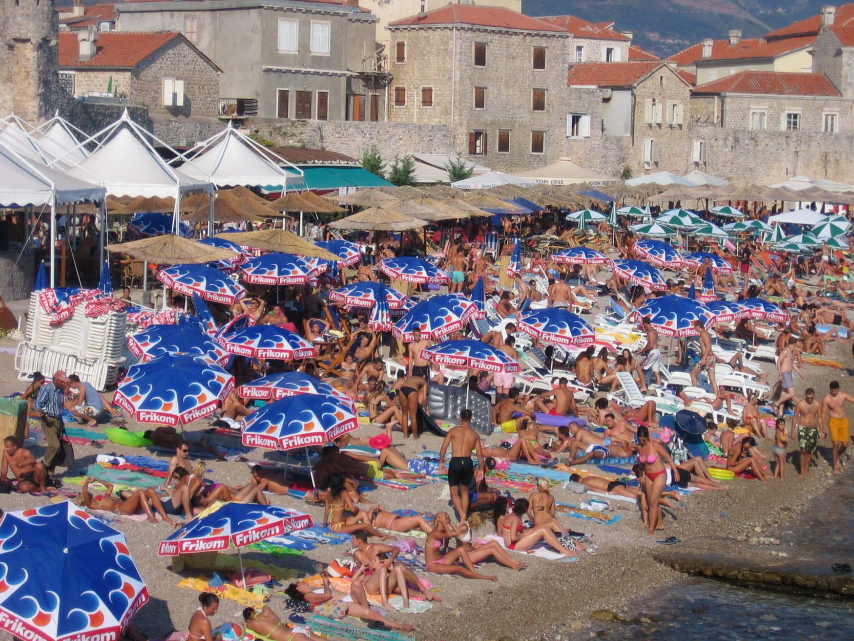 Люди на пляже в Будва, Черногория – фотографии Черногории