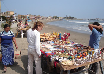 Торговля у пляжа – фотографии Перу