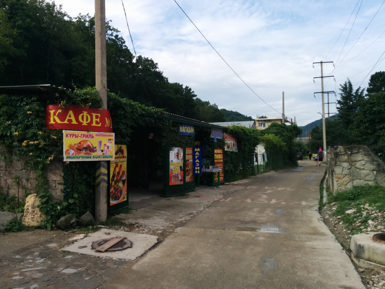 Дедеркой, слева кафе и магазин – фотографии России