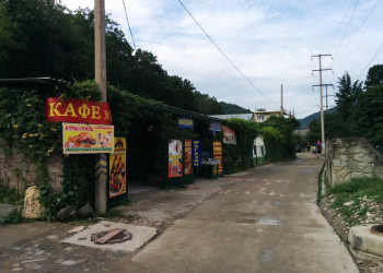 Дедеркой, слева кафе и магазин – фотографии России