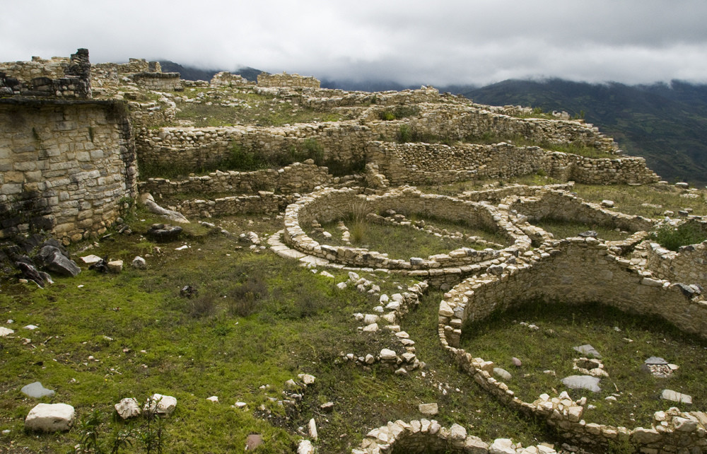 Руины крепости доколумбовой культуры Чачапойя – фотографии Перу