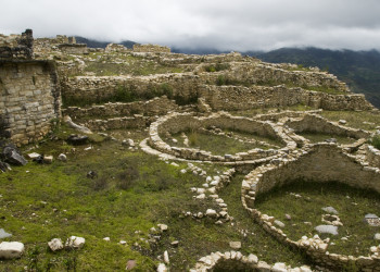 Руины крепости доколумбовой культуры Чачапойя – фотографии Перу