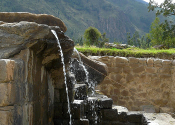 «Купальня принцессы», фонтан у основания руин. – фотографии Перу