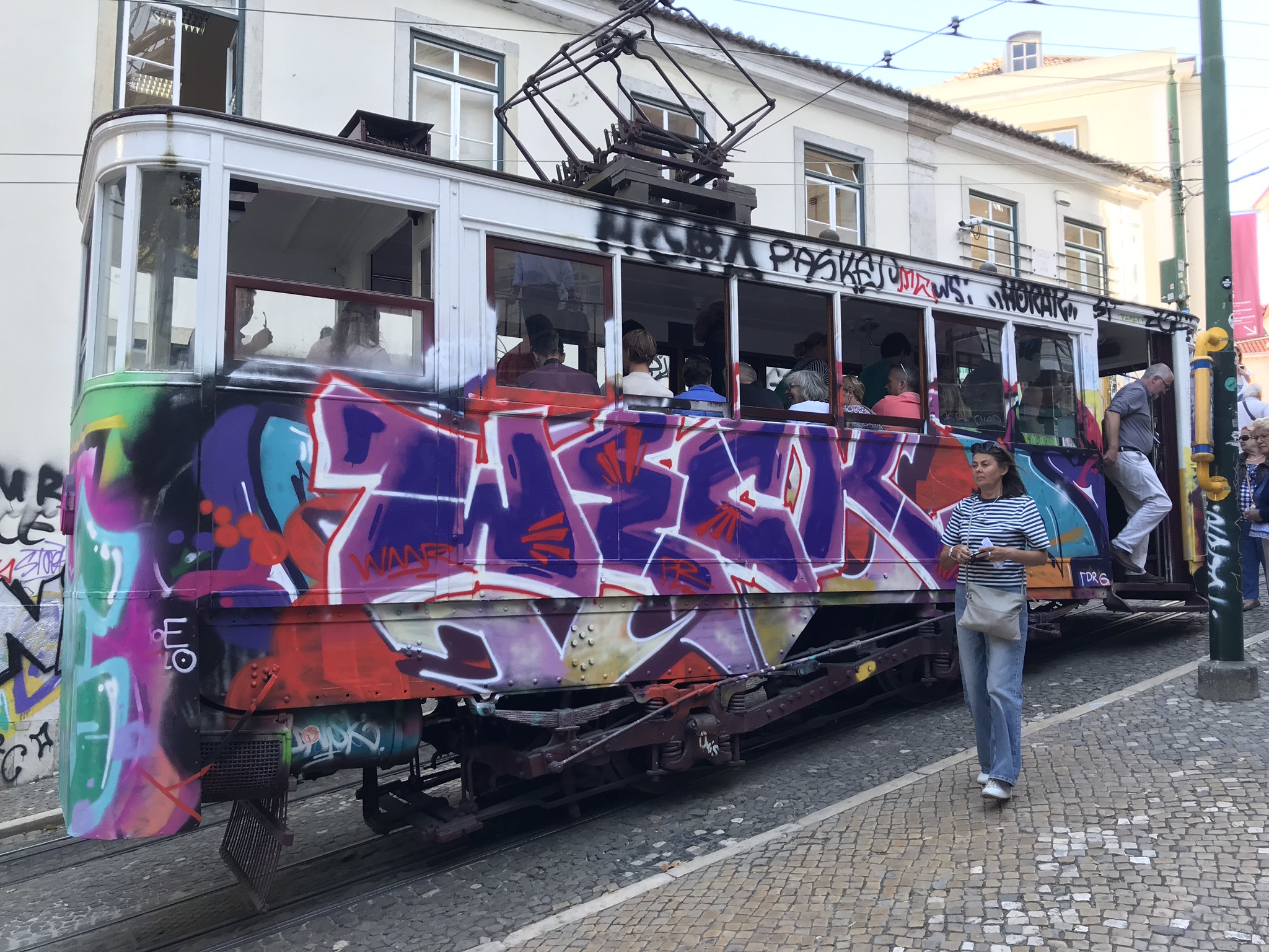 Фуникулёр Глория на конечной станции, Лиссабон, Португалия – фотографии Португалии