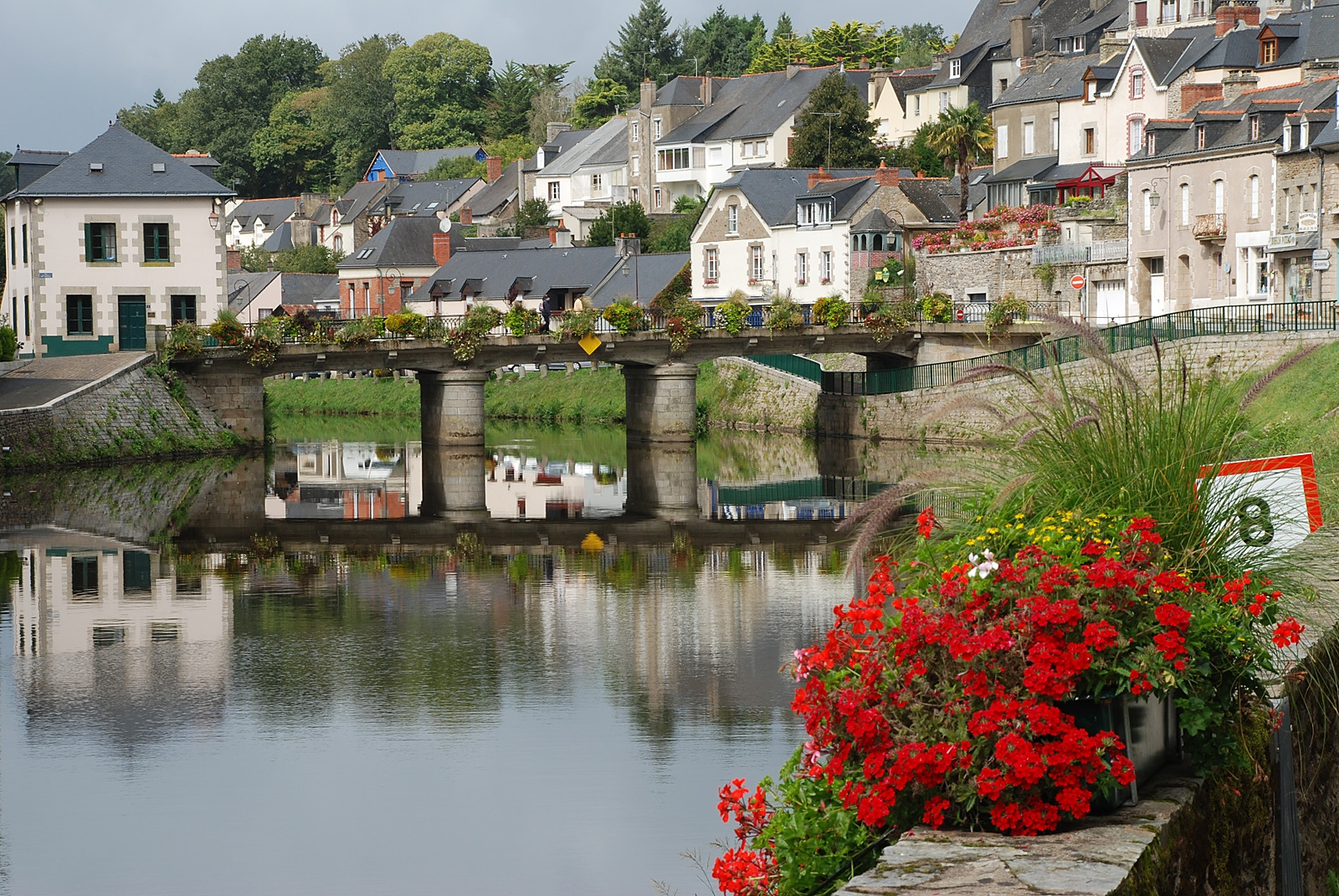 Дома в Жослене, Франция. Фото 1 – фотографии Франции