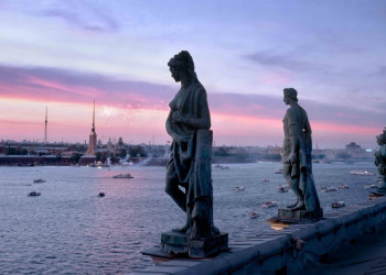 Скульптуры на набережной в Санкт-Петербурге, Россия. Фото 1 – фотографии России