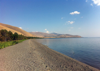 Пляж на озере Севан, Армения – фотографии Армении