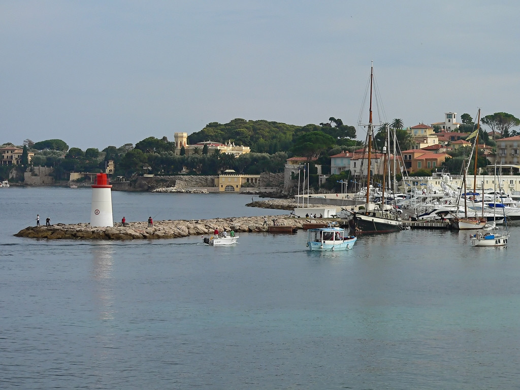 Маяк на причале в Сен-Жан-Кап-Ферра, Франция. Фото 1 – фотографии Франции