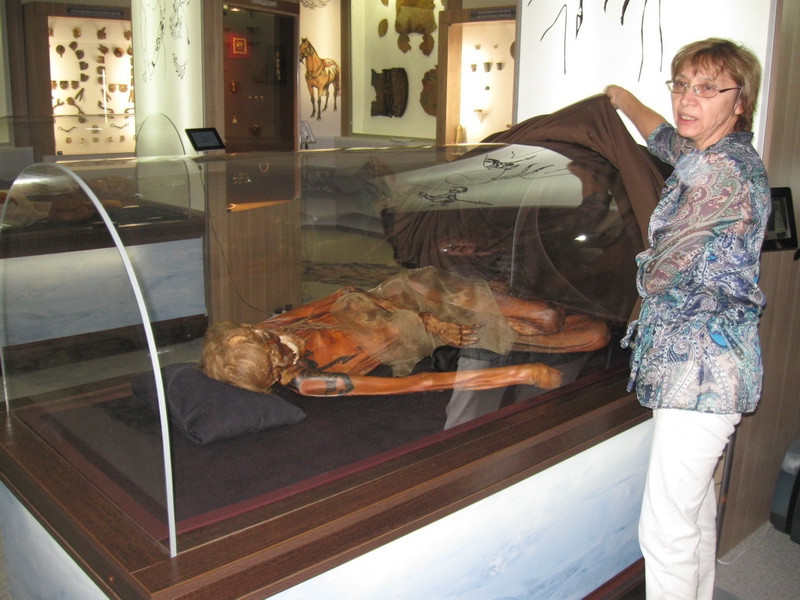 Мумия «Алтайской принцессы» в музее Горно-Алтайска. Фото 1 – фотографии России