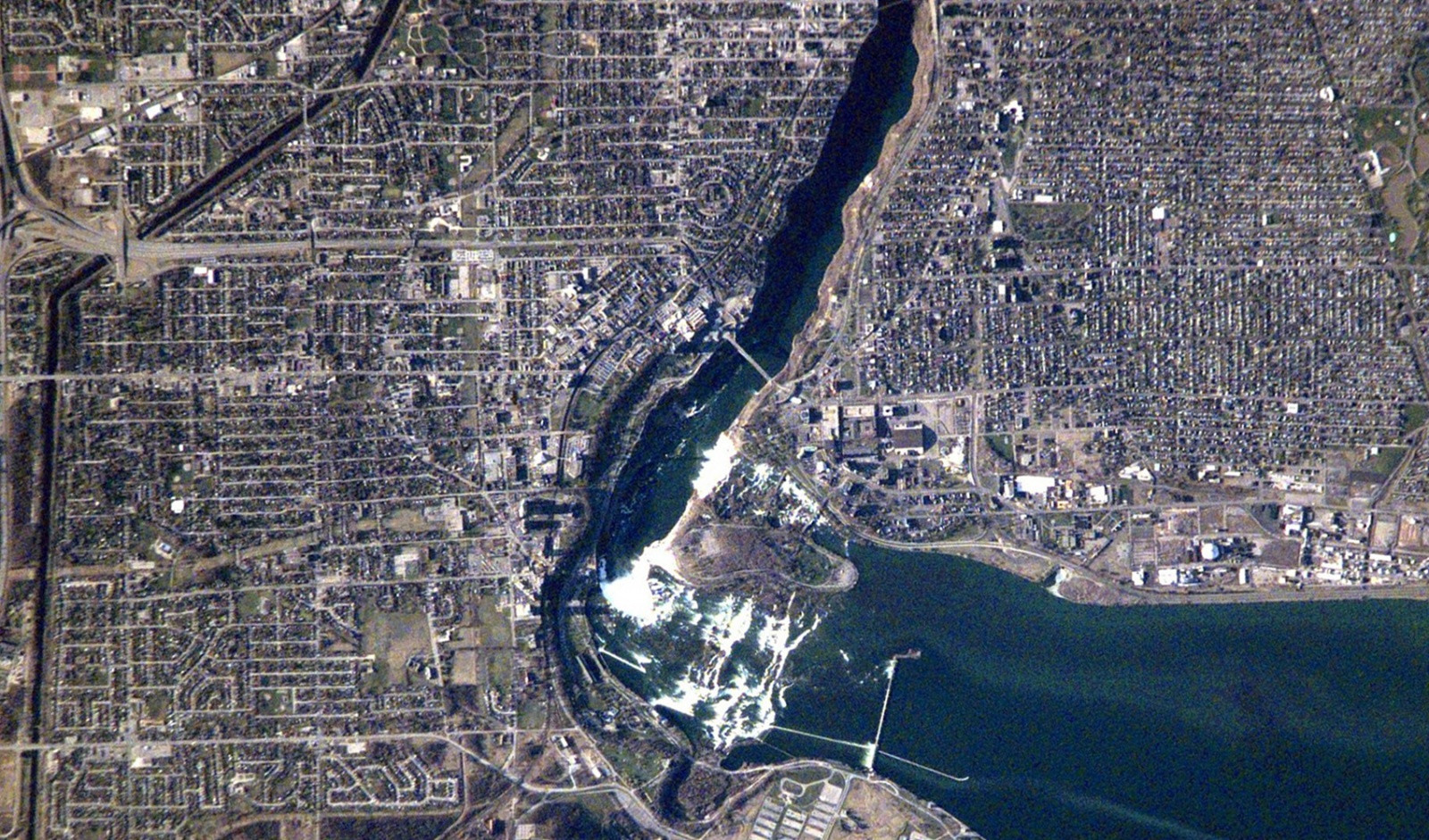 Ниагарский водопад из космоса – фотографии Канады