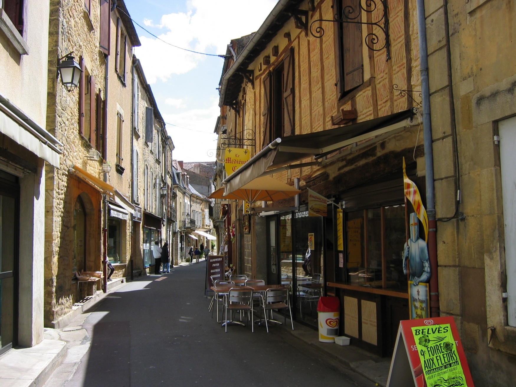 Улица в Бельве, Франция. Фото 8 – фотографии Франции