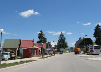 Улица в Жабляк, Черногория. Фото 3 – фотографии Черногории