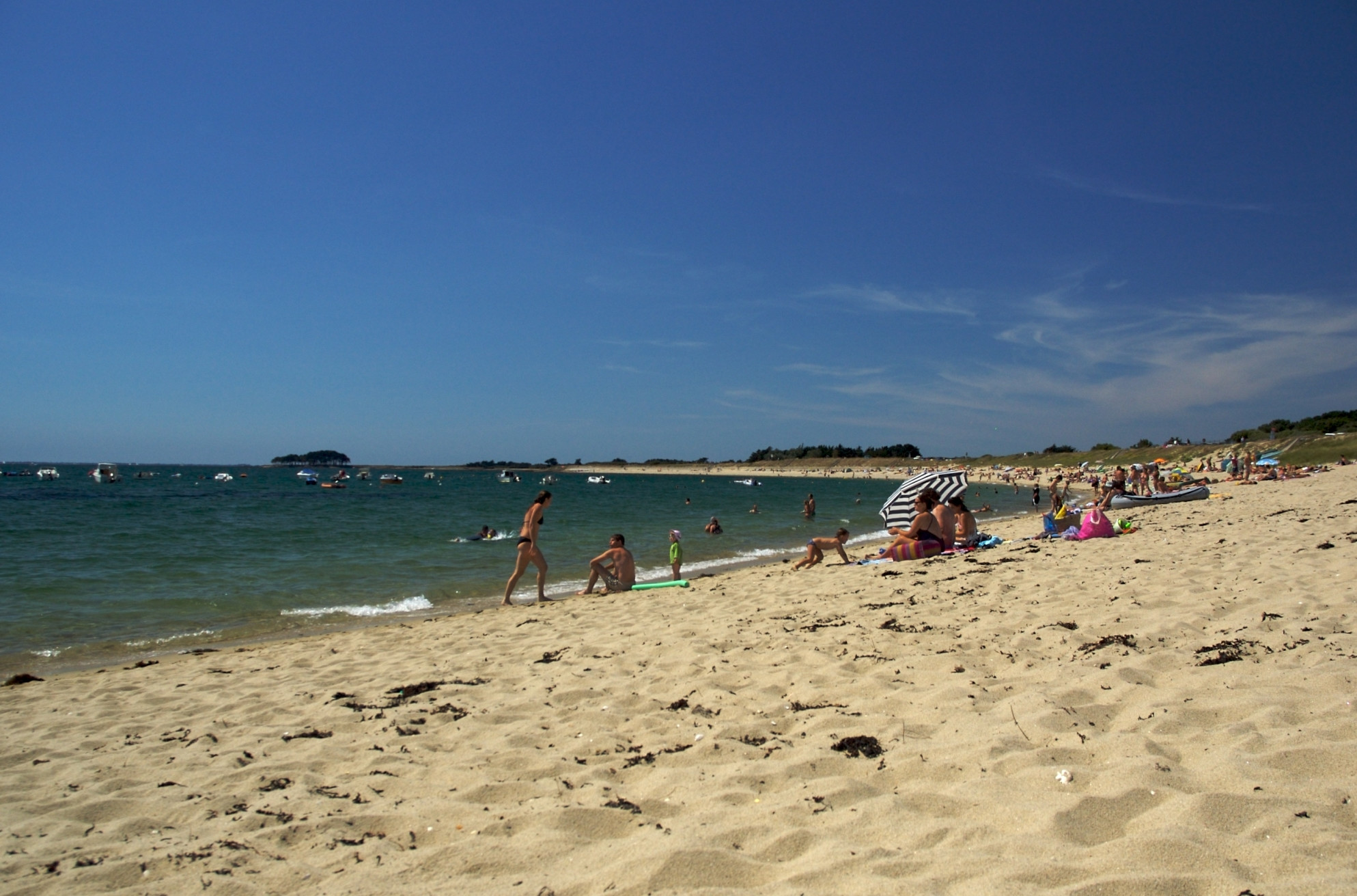 Люди на пляже в Локмариакере, Франция – фотографии Франции