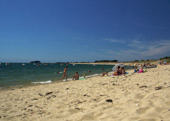 Люди на пляже в Локмариакере, Франция – фотографии Франции