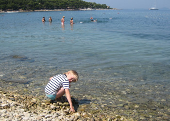 Ребенок на пляже в Цавтате, Хорватия. Фото 1 – фотографии Хорватии