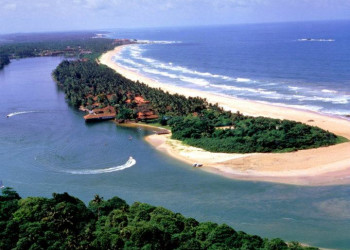 Справа Индийский океан, слева - река, посередине - пляжи Бентоты – фотографии Шри-Ланки