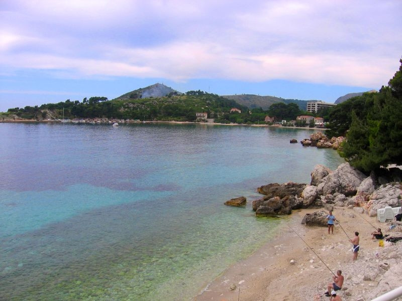 Рыбаки на берегу в Млини, Хорватия – фотографии Хорватии