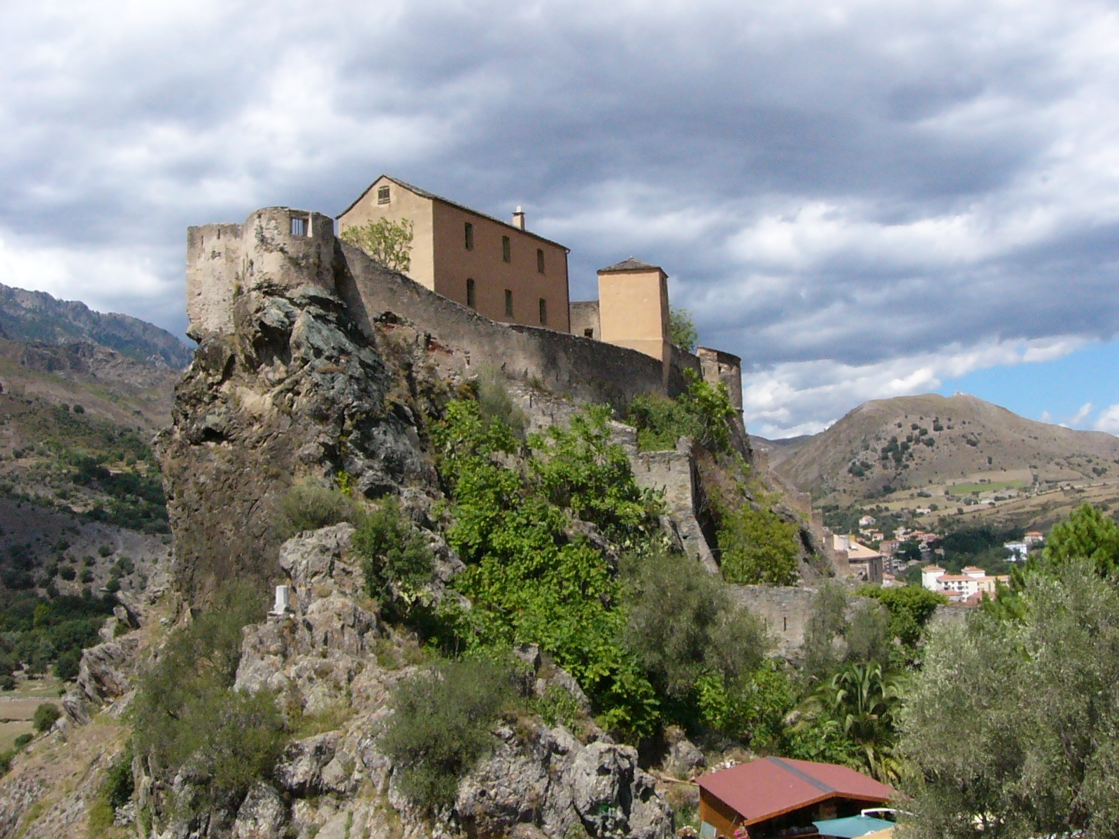 Дома на скале в Корте, Франция. Фото 14 – фотографии Франции