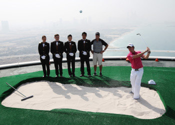 Гольф на вертолетной площадке отеля Бурдж-эль-Араб, Дубай – фотографии ОАЭ