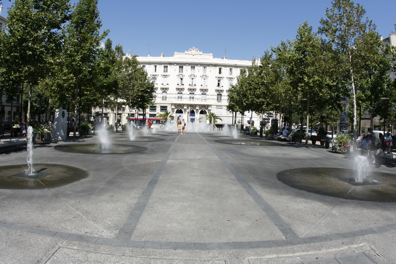 Фонтан в Антиб, Франция – фотографии Франции