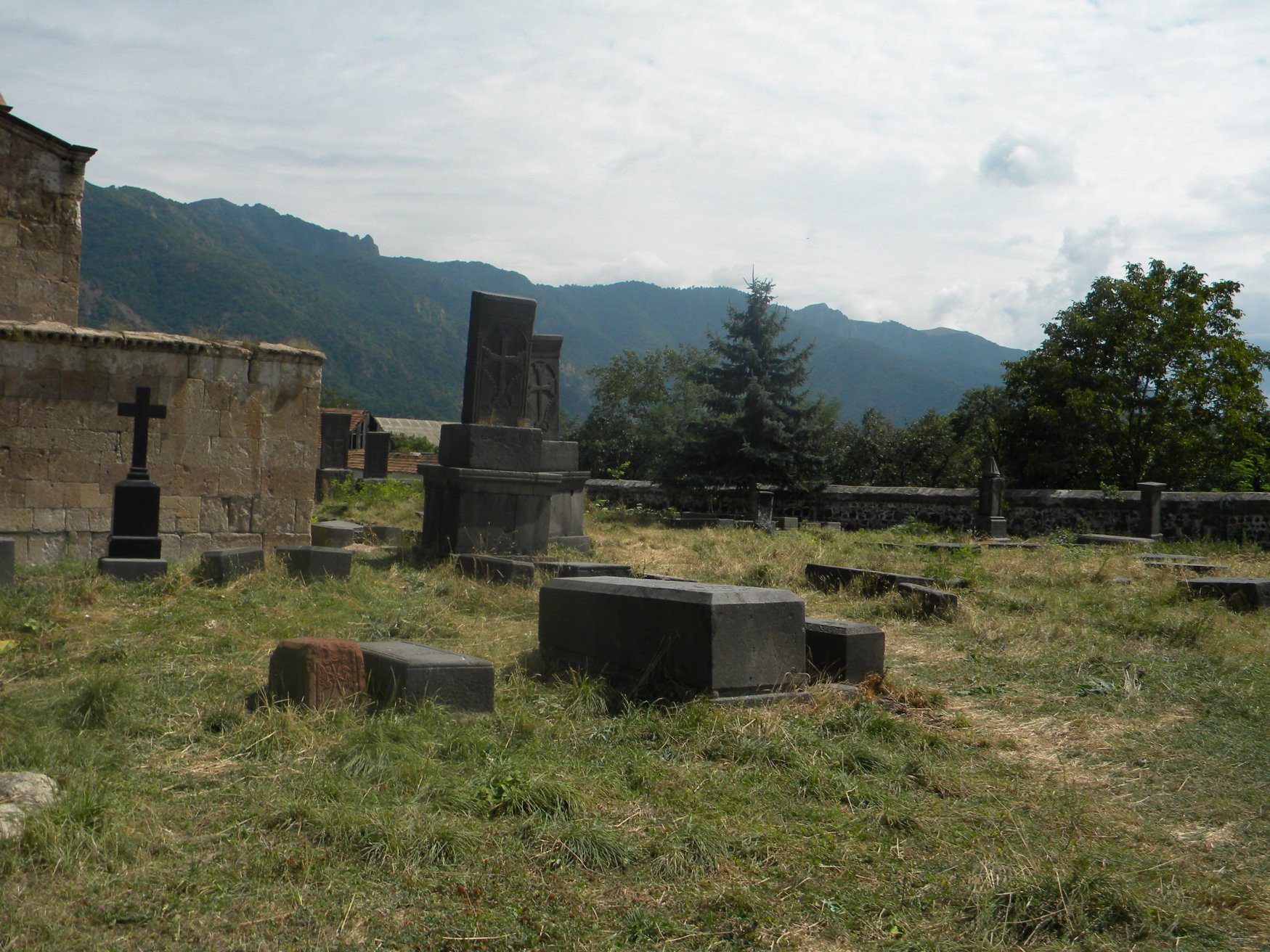 Кладбище у стен Одзунского монастыря (Odzun Church), Армения – фотографии Армении