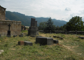 Кладбище у стен Одзунского монастыря (Odzun Church), Армения – фотографии Армении