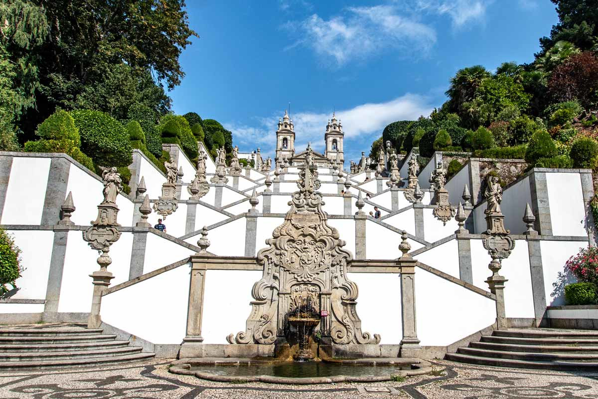 Вода в фонтанах Бон-Жезуш течёт из органа чувства: зрение – из глаз, обоняние – из носа... – фотографии Португалии