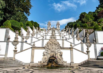 Вода в фонтанах Бон-Жезуш течёт из органа чувства: зрение – из глаз, обоняние – из носа... – фотографии Португалии