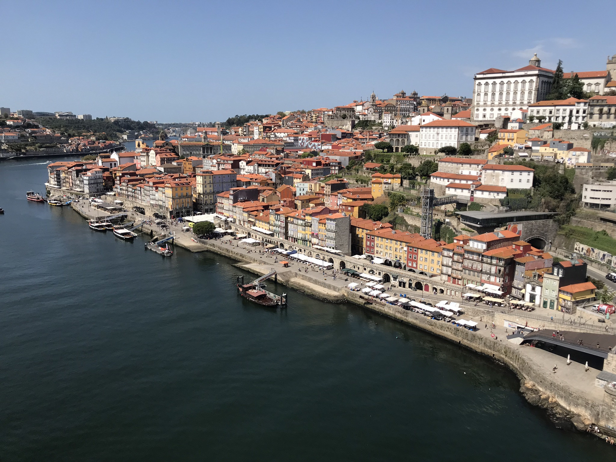 Вид с моста Понти-ди-Дон-Луиш I на туристический исторический центр Порту – фотографии Португалии