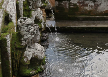 Памятник истории и мифов слоновая пещера Гоа Гаджа на Бали, Индонезия – фотографии Индонезии