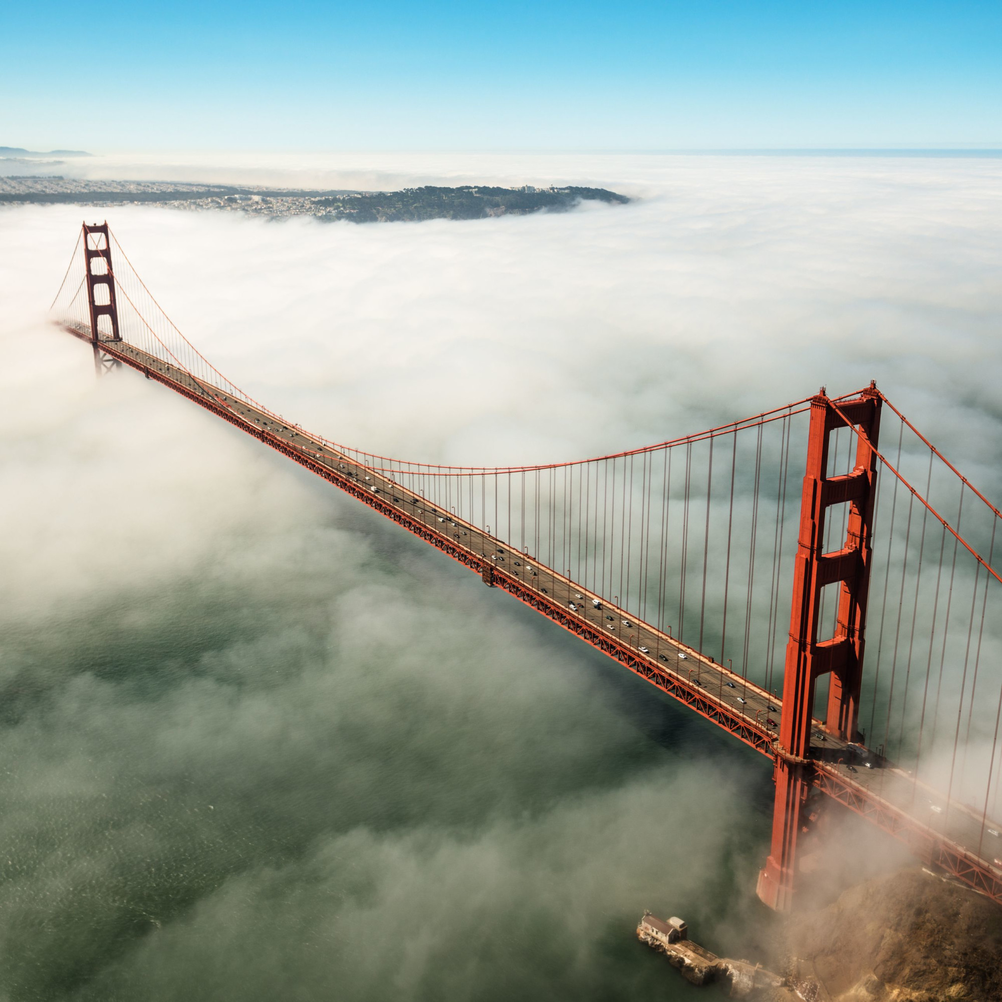 Мост Золотые Ворота в штате Сан-Франциско – одно из наиболее известных мест в Соединенных Штатах – фотографии США