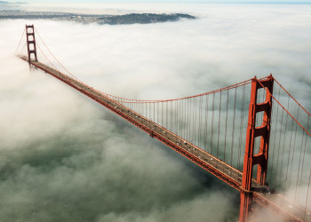 Мост Золотые Ворота в штате Сан-Франциско – одно из наиболее известных мест в Соединенных Штатах – фотографии США