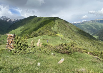 Старое кладбище возле Зарамагского водохранилища, июнь 2022 – фотографии России