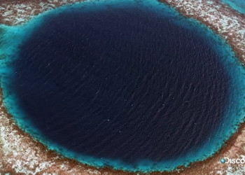 Цвет воды Большой голубой дыры намного темнее, чем у окружающей акватории – фотографии Белиза