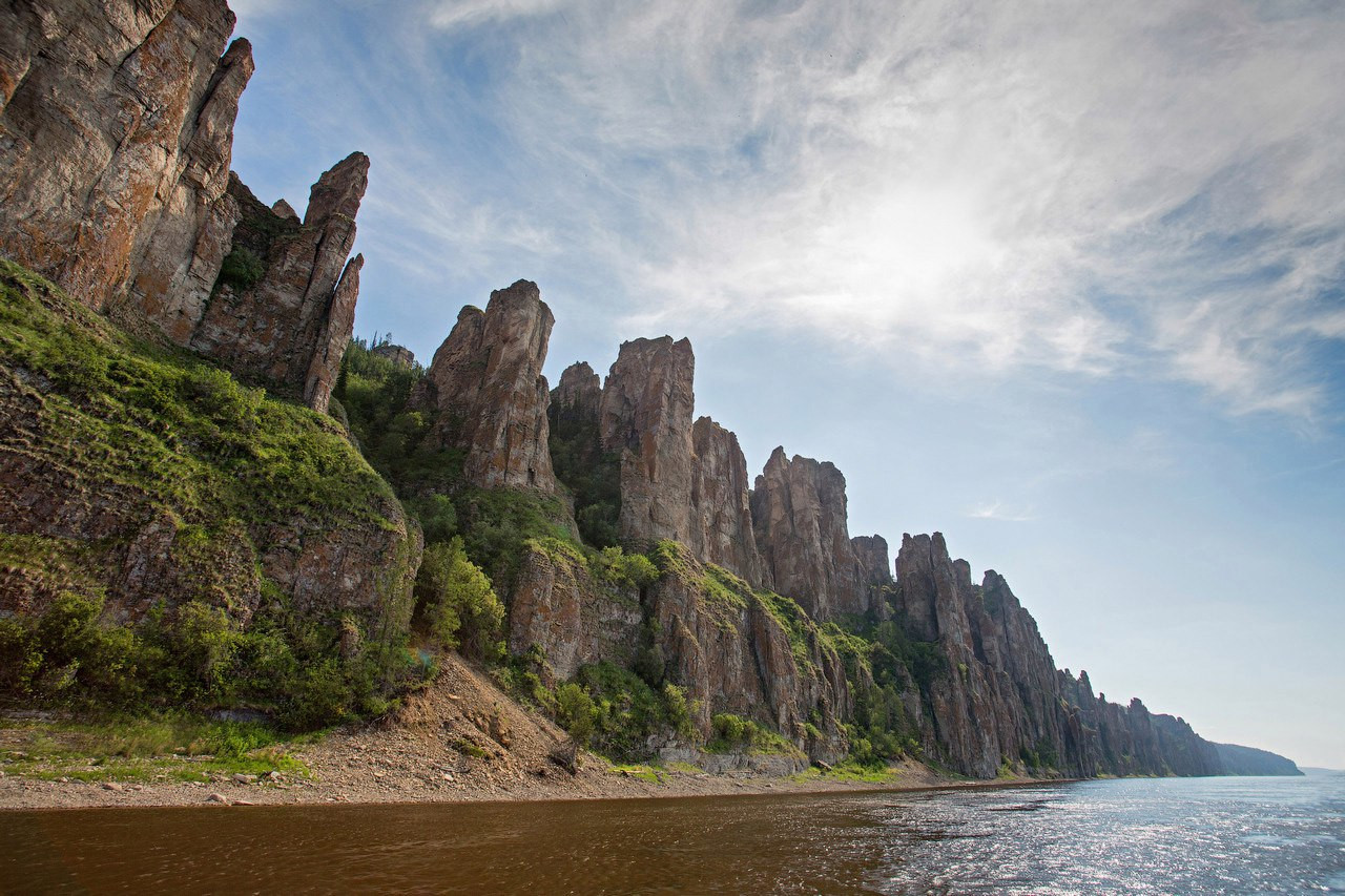 Царство каменных скал: крутые, высокие, иногда очень тонкие - в национальном парке «Ленские столбы» – фотографии России
