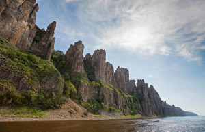 Царство каменных скал: крутые, высокие, иногда очень тонкие - в национальном парке «Ленские столбы» – фотографии России