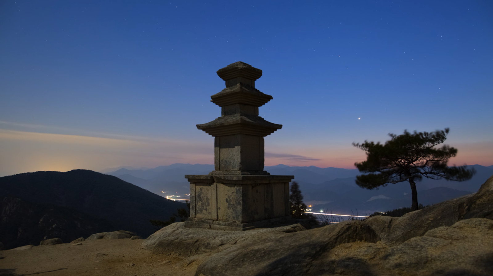 Пагода поздно вечером на горе Намсан в Южной Корее – фотографии Южной Кореи