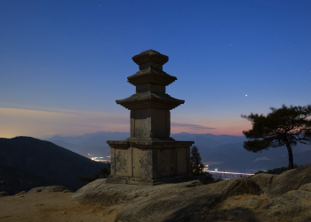 Пагода поздно вечером на горе Намсан в Южной Корее – фотографии Южной Кореи