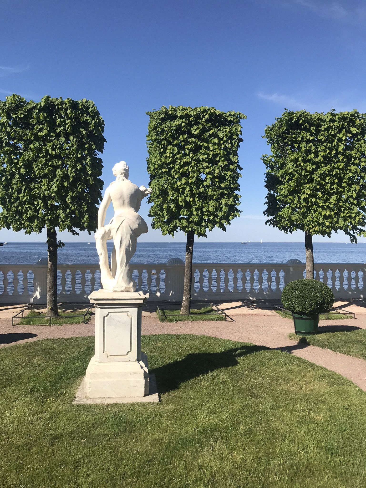 Набережная в Петергофе, вид на залив – фотографии России